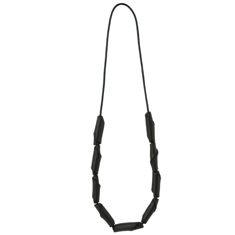 Leather necklace with black pearls