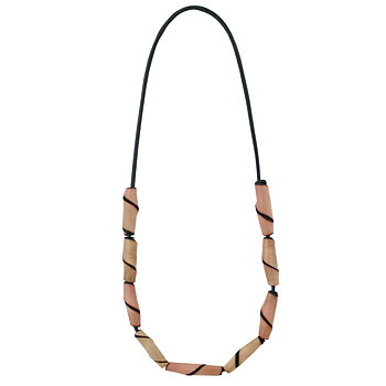Leather necklace with light pink pearls