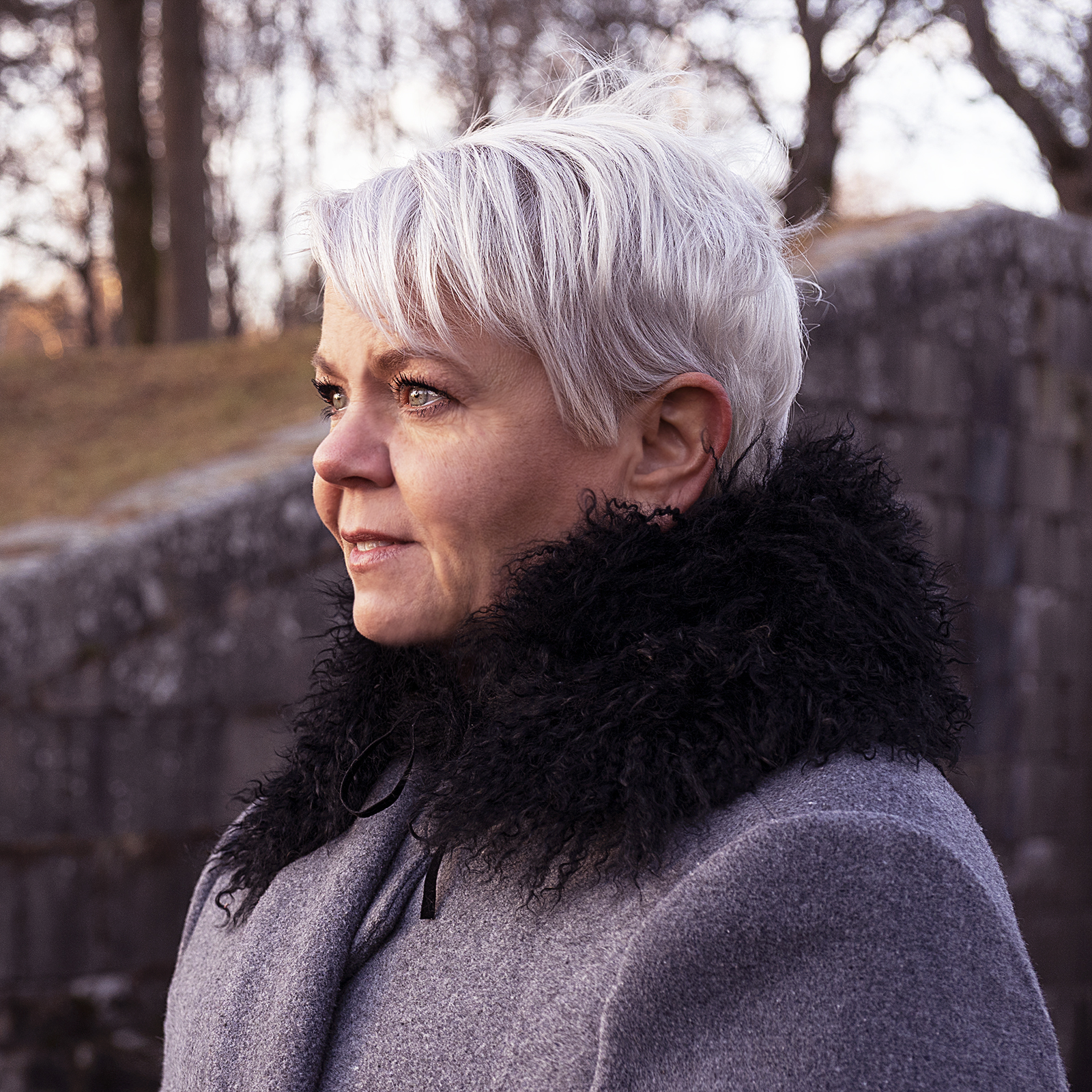 Black fur collar