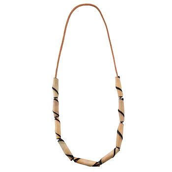 Leather necklace with light pearls