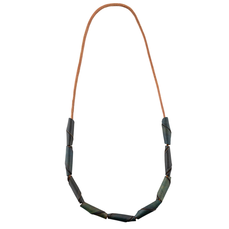 Leather necklace with green mix pearls