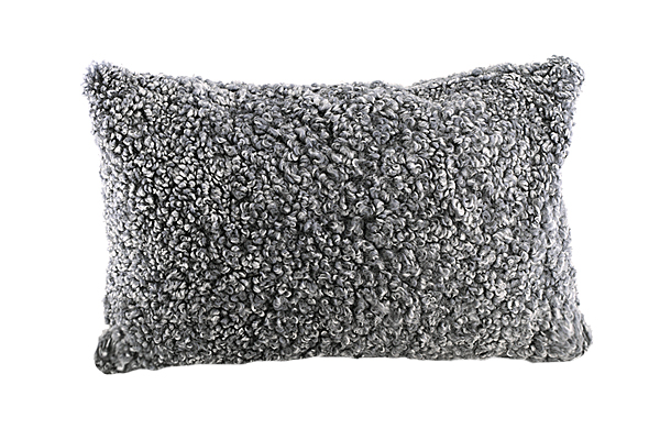Cushions in lambskin, sheepskin and cowskin