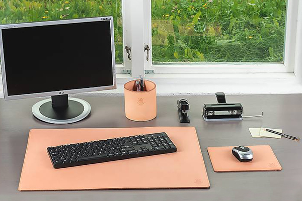 Desktop set in leather