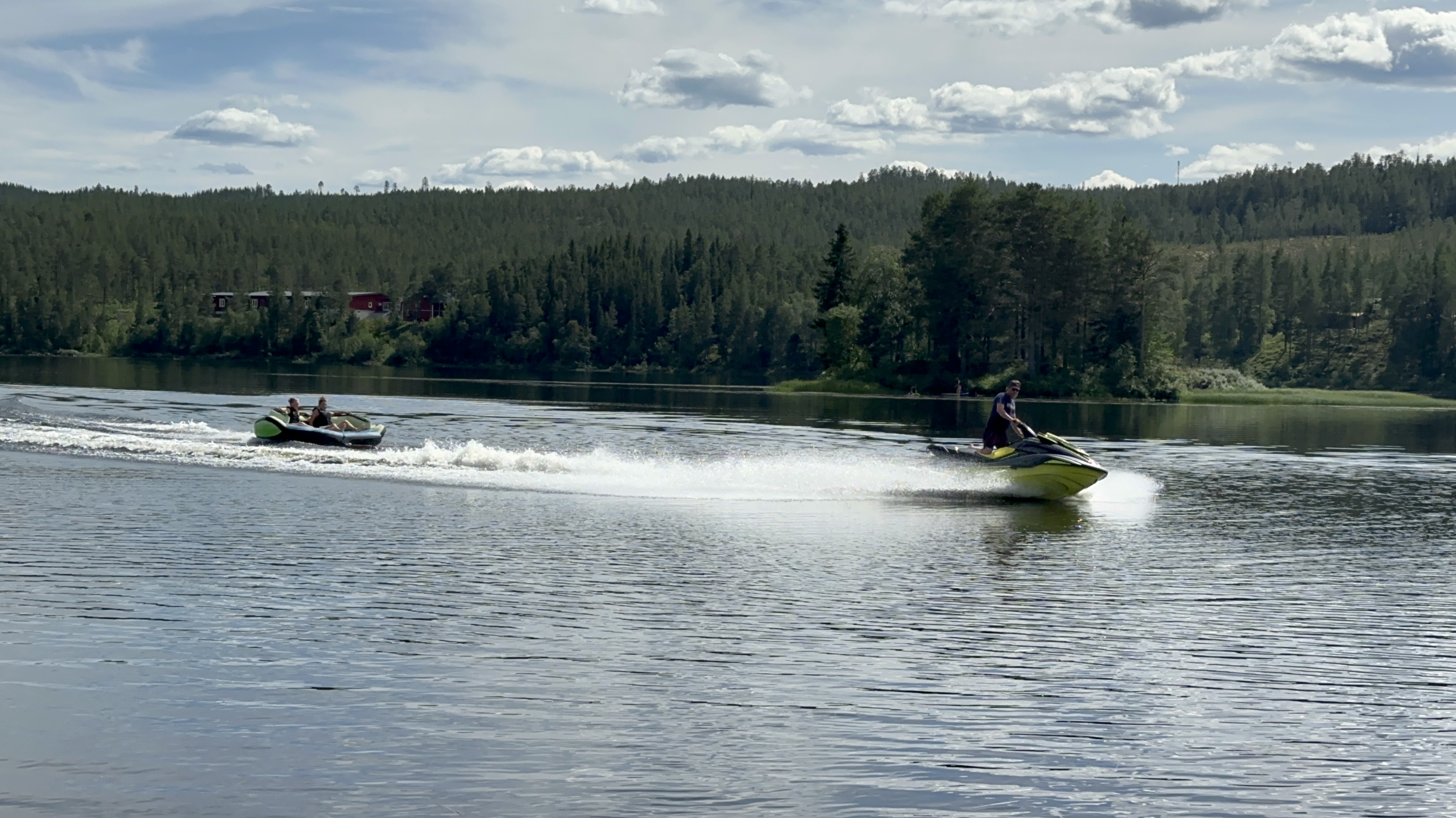 Sommarens roligaste aktivitet för hela familjen! Vattenskoter Tubing