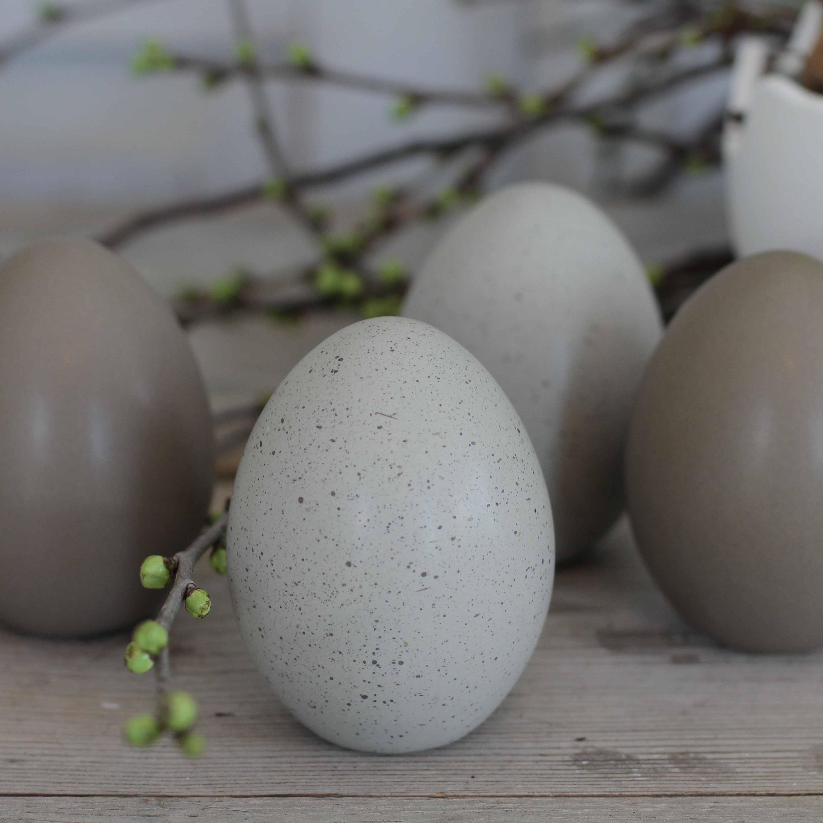 Standing egg - Grått med prickar