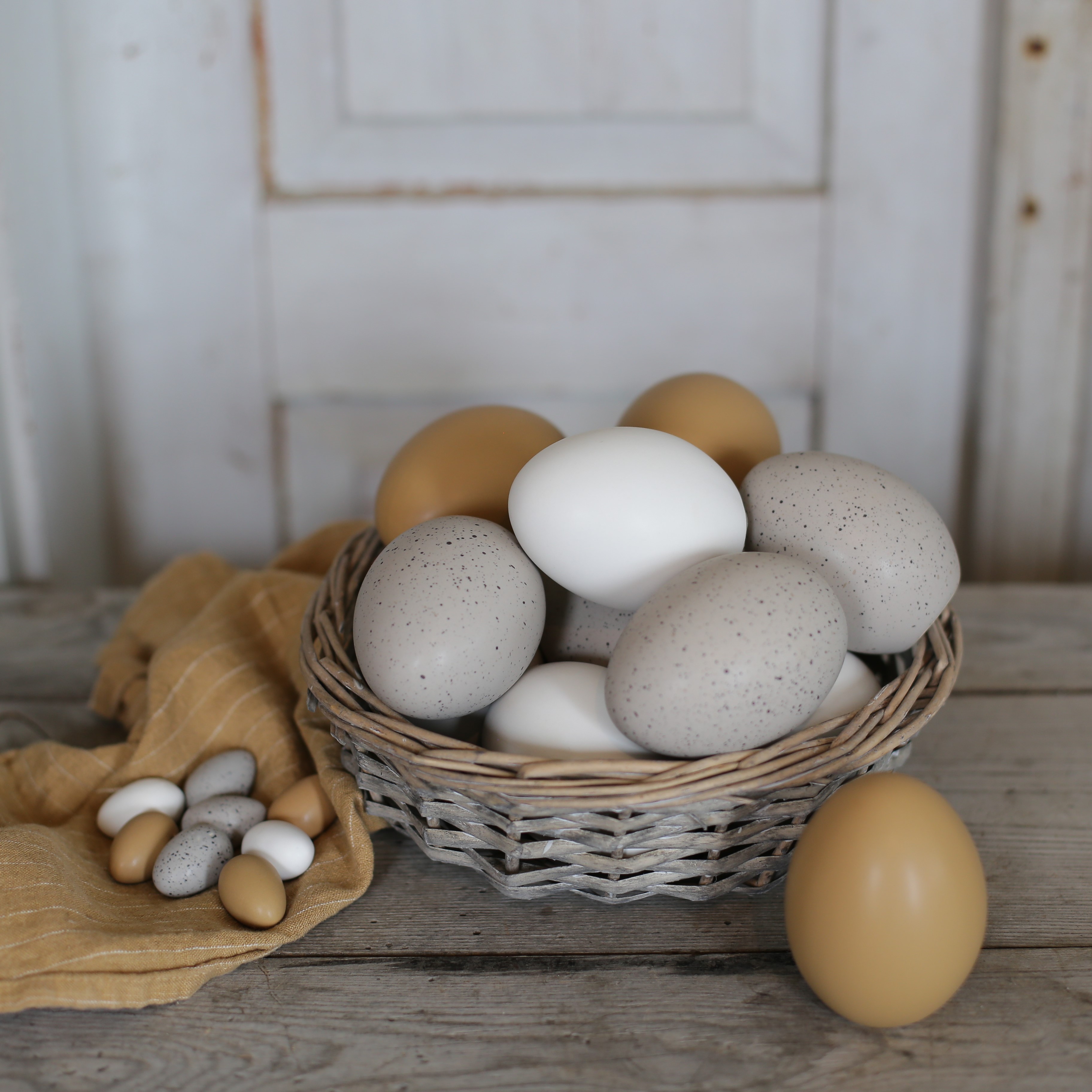 Standing egg - Grått med prickar - 4