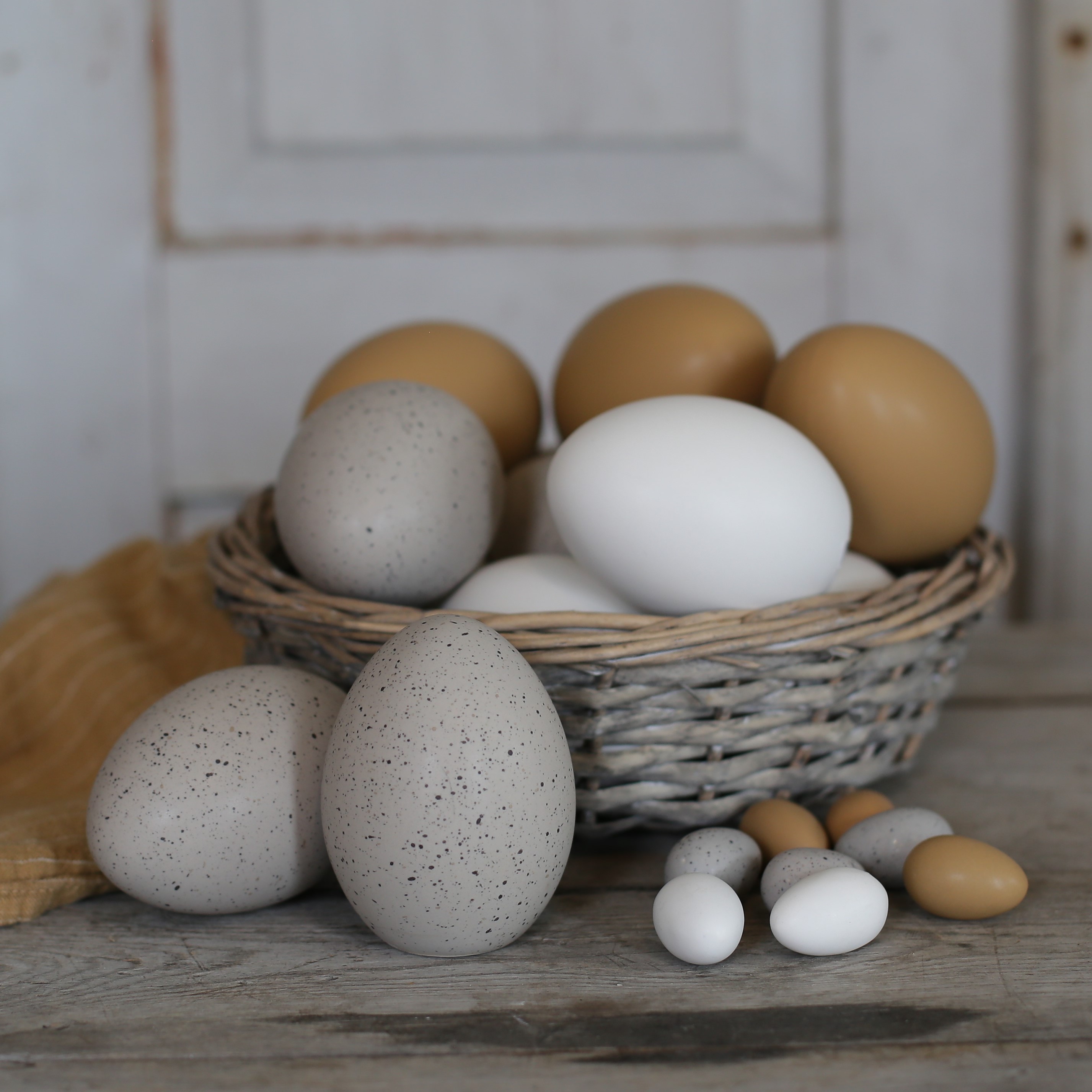Standing egg - Grått med prickar - 3