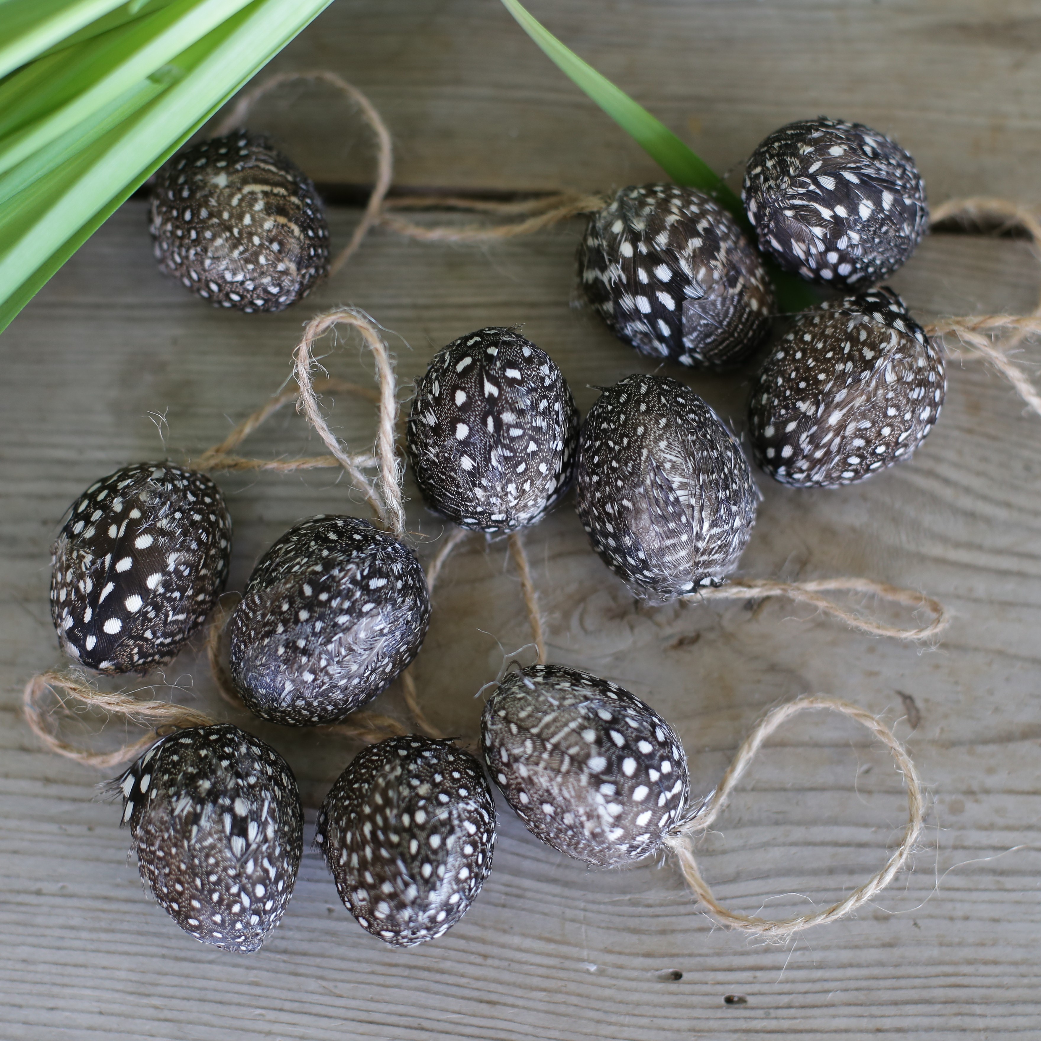 Miniägg med upphänge, Prickiga 12-pack
