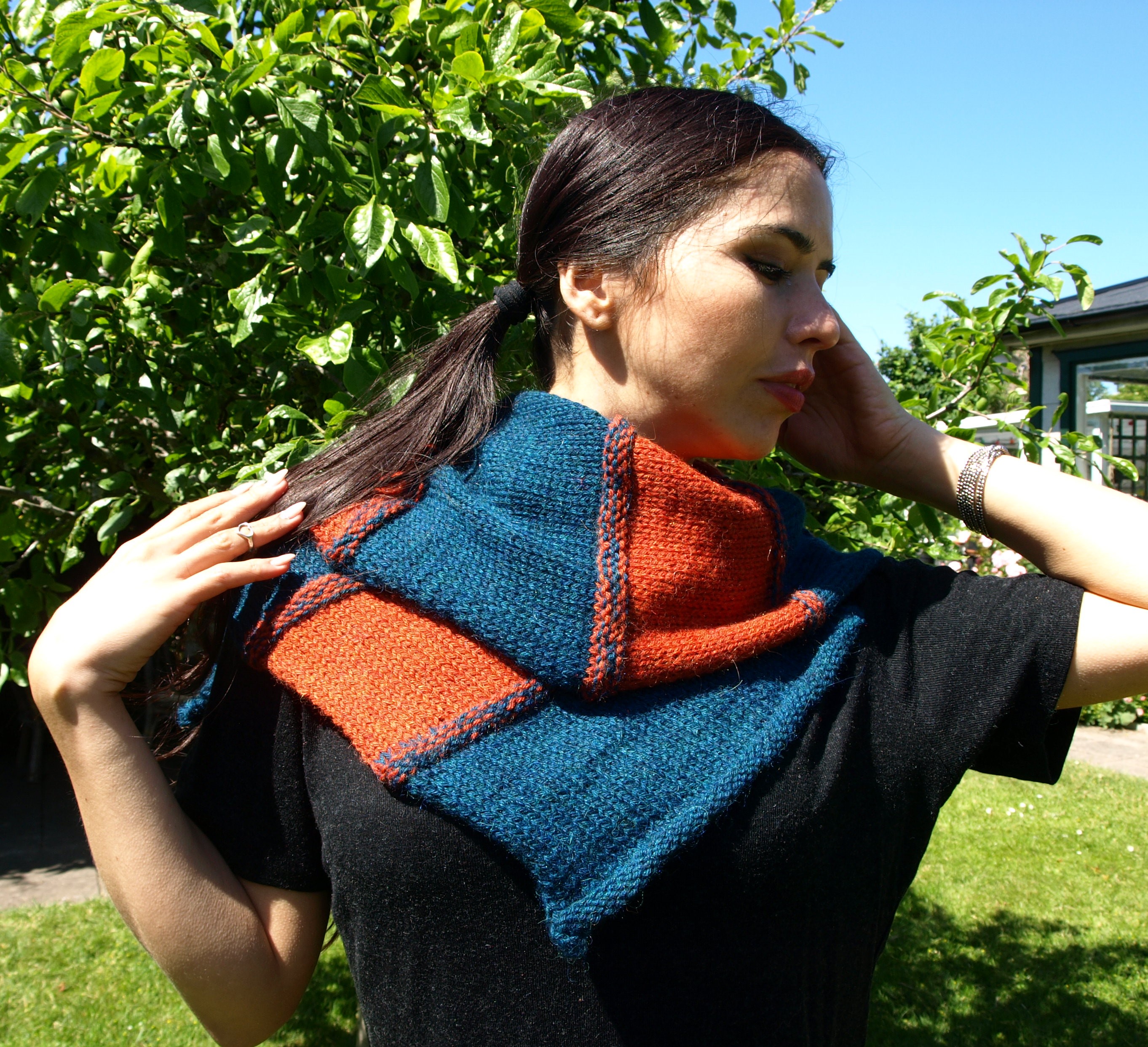 Handstickad sjal av ren ull petrol & orange