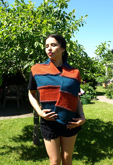 Handstickad sjal av ren ull petrol & orange