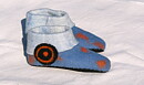 Tovade tofflor med medaljong