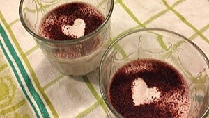 Svartvinbärspannacotta i glas