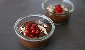 Het chokladmousse med kanderade hasselnötter