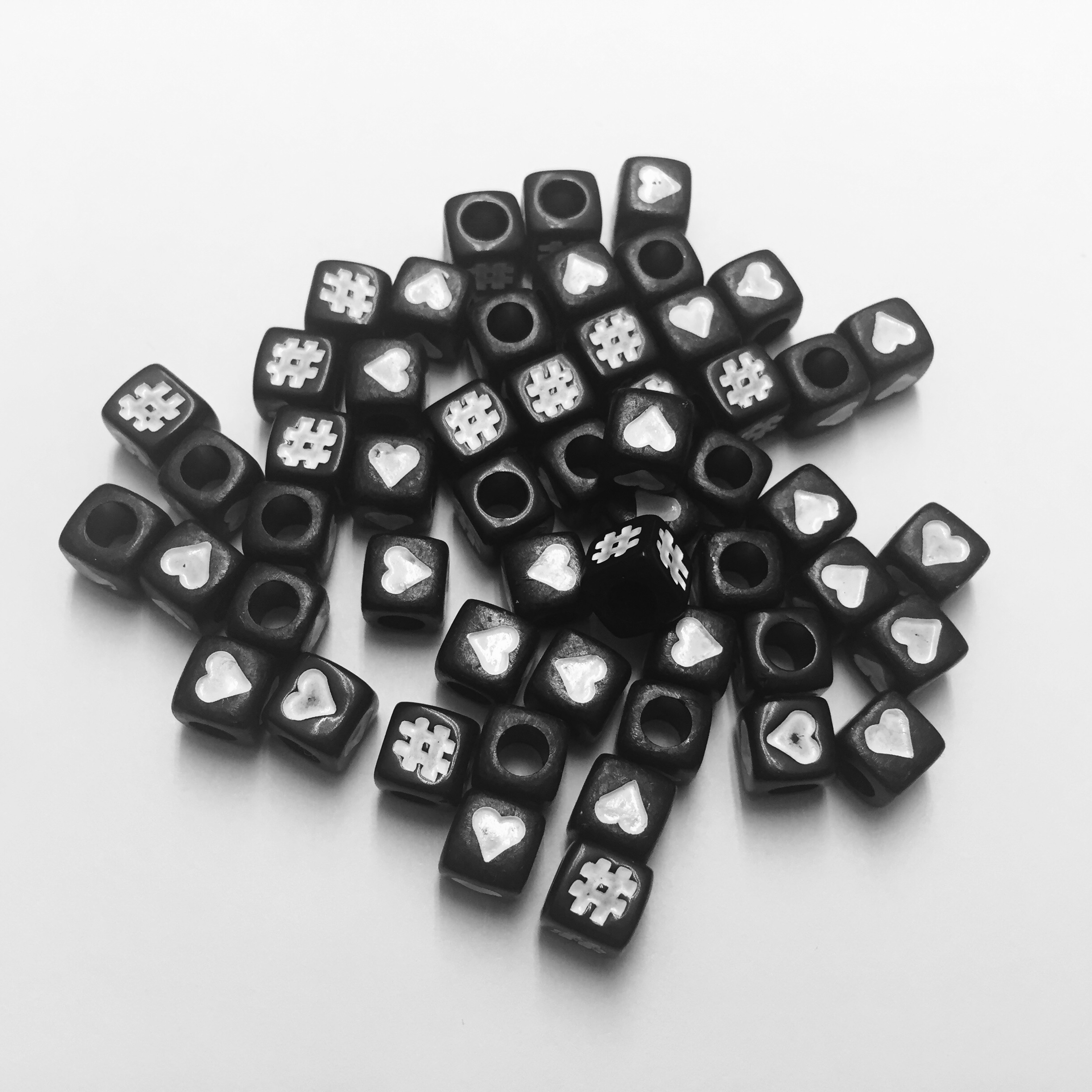 Symbolpärlor, svart och vit botten, fyrkantiga, 7mm x 7mm, Akryl, 10 st