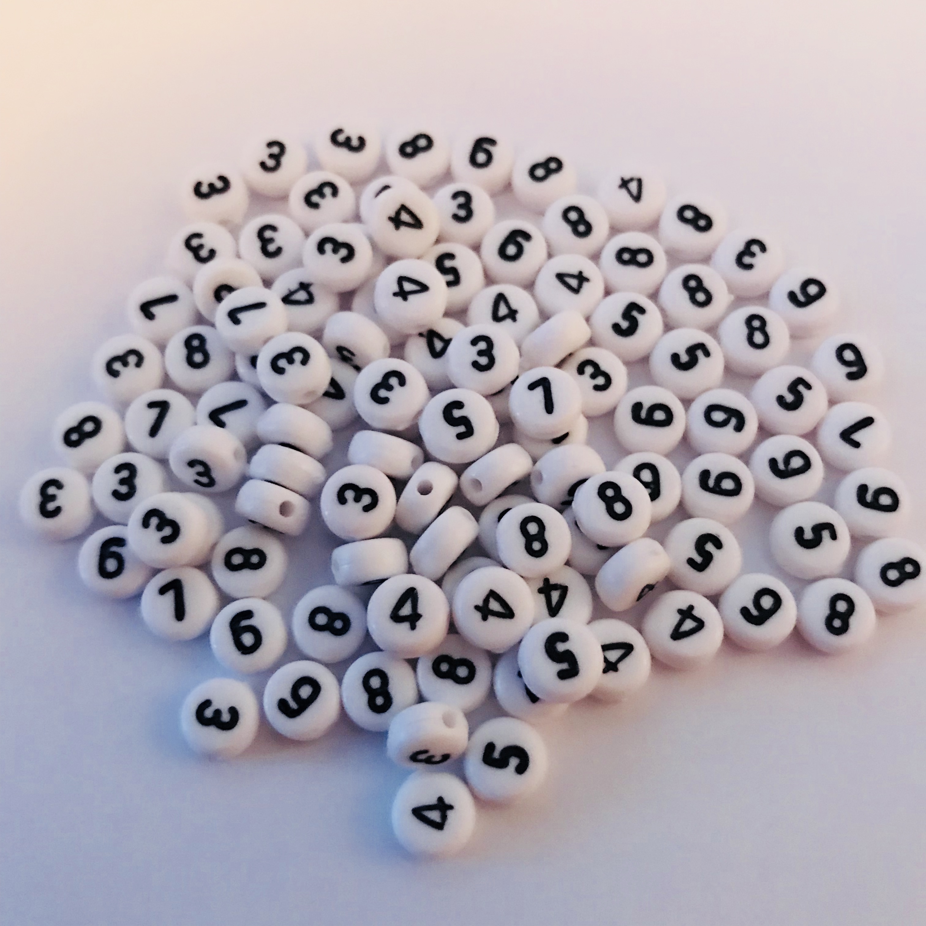 Sifferpärlor 0-9, Vita med svart text, 7mm x 3,5mm, Akryl, 10 st