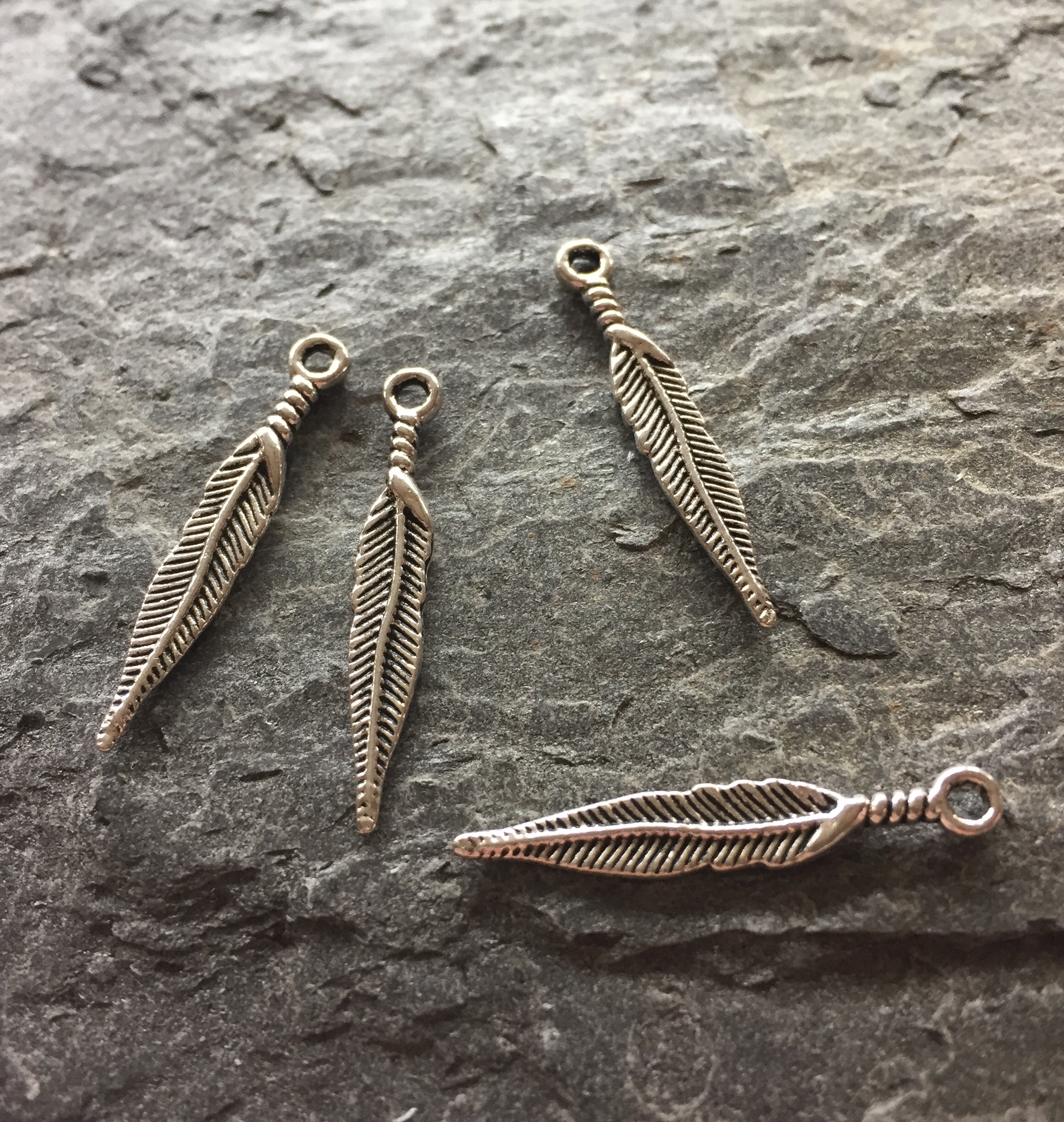 Fjädrar, silverton, 10st, 3cm x 0,5cm