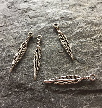 Fjädrar, silverton, 10st, 3cm x 0,5cm