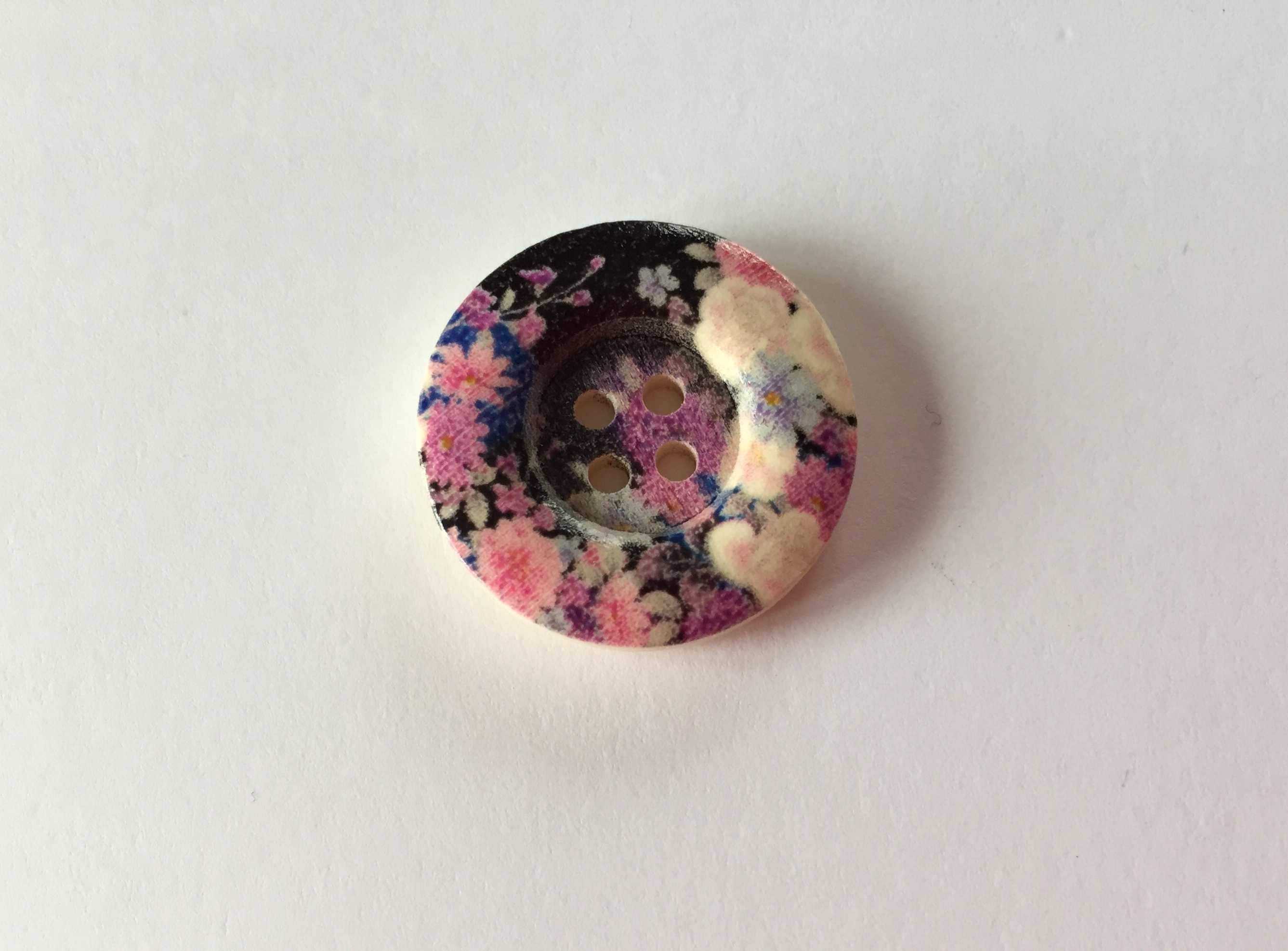 Lila/svart, knapp. 2,5cm