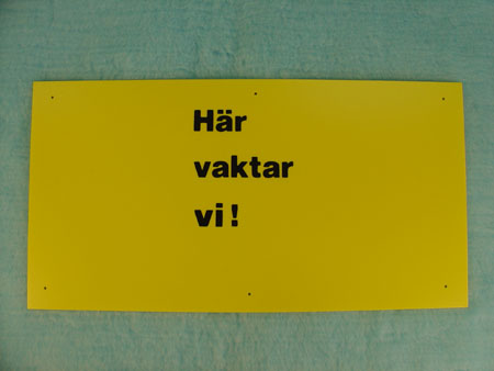 Plastskylt - Här vaktar vi (ca38x20 cm)