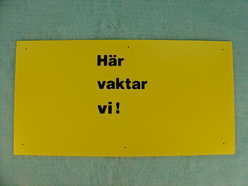 Plastskylt - Här vaktar vi (ca38x20 cm)