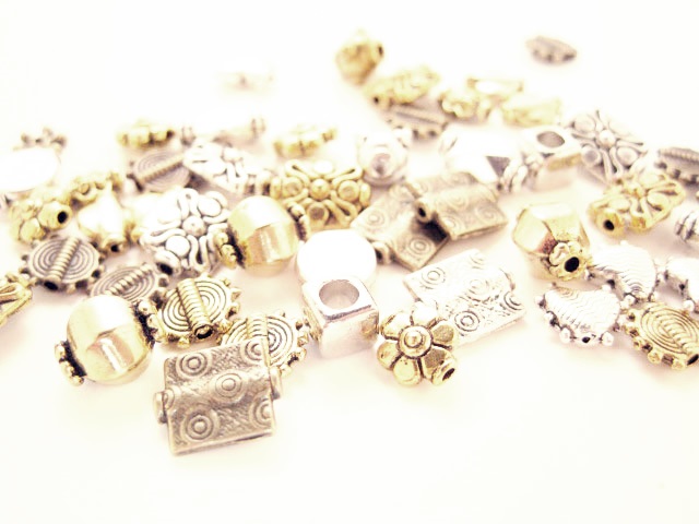 150st Mixat paket av metallpärlor 4-16mm