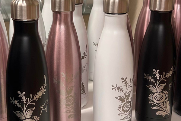 Snyggaste Vattenflaskan  Smyckad med vår Kurbits och din Egen Text blir den helt Unik!