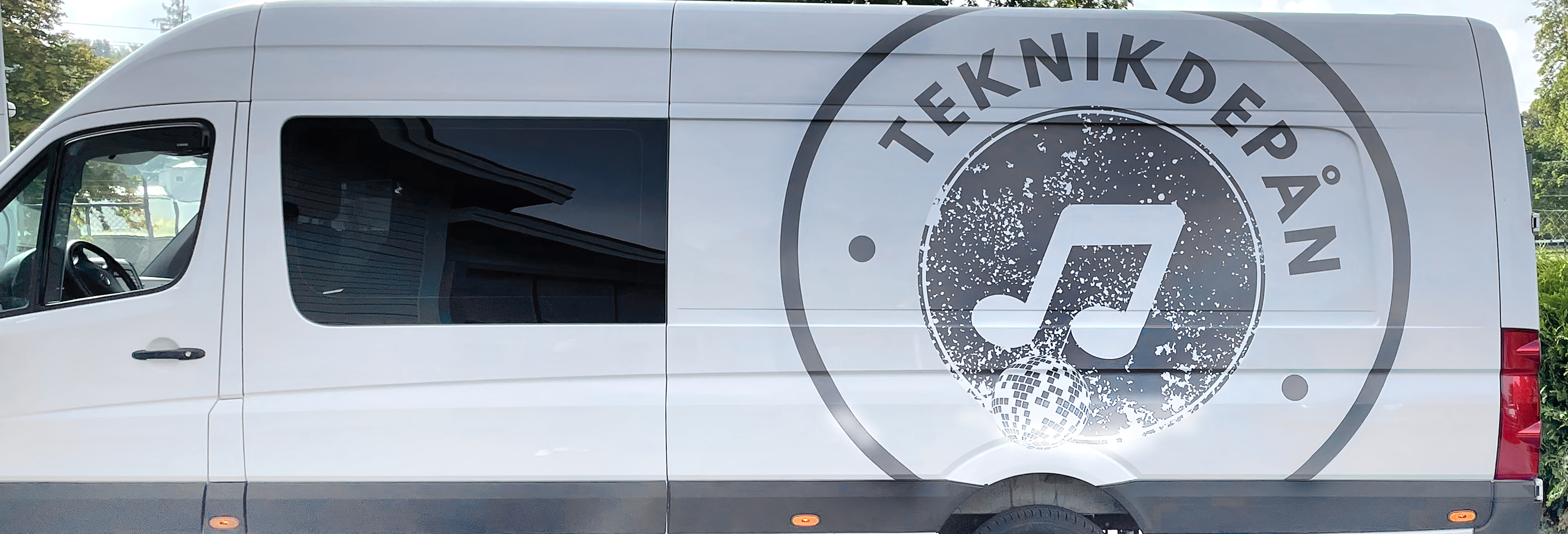   Vi har levererat trycksaker, storformat, dekaler och skyltar sedan 1988. Kontakta oss idag för gratis offert.