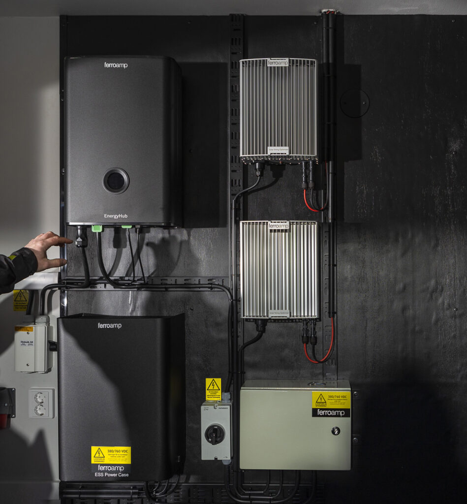 Ferroamp 28kW XL, 3-fas, hybrid med integrerad fasbalansering.  EnergyHub Wall XL - 2