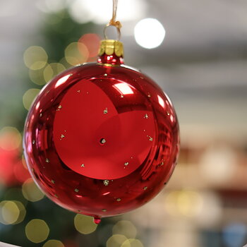 Röd julgranskula med glitter