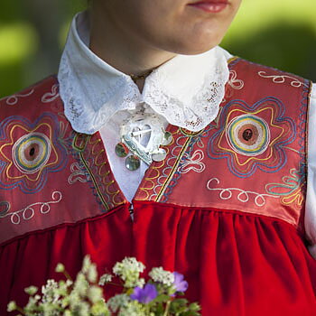 Sidenliv Vingåker rosa till röd livkjol högtid - materialsats