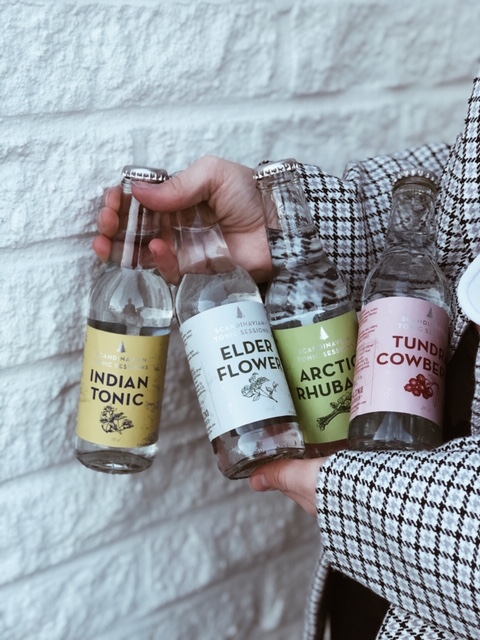 Ayol eriga sevgilisining spermasini yalashiga ruxsat beradi.