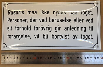 Emaljeskilt: Rusdrik maa ikke nydes paa toget. 