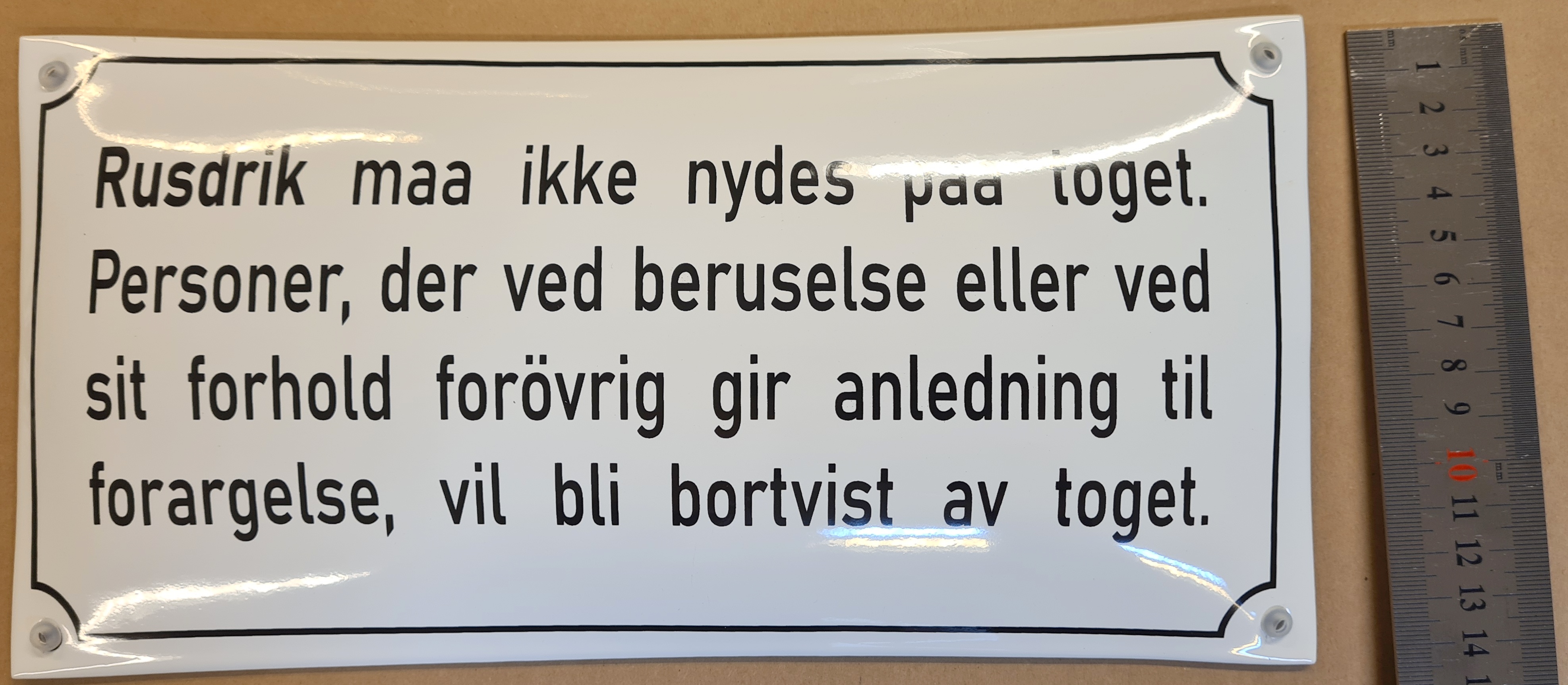 Emaljeskilt: Rusdrik maa ikke nydes paa toget.  - 3