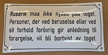 Emaljeskilt: Rusdrik maa ikke nydes paa toget. 