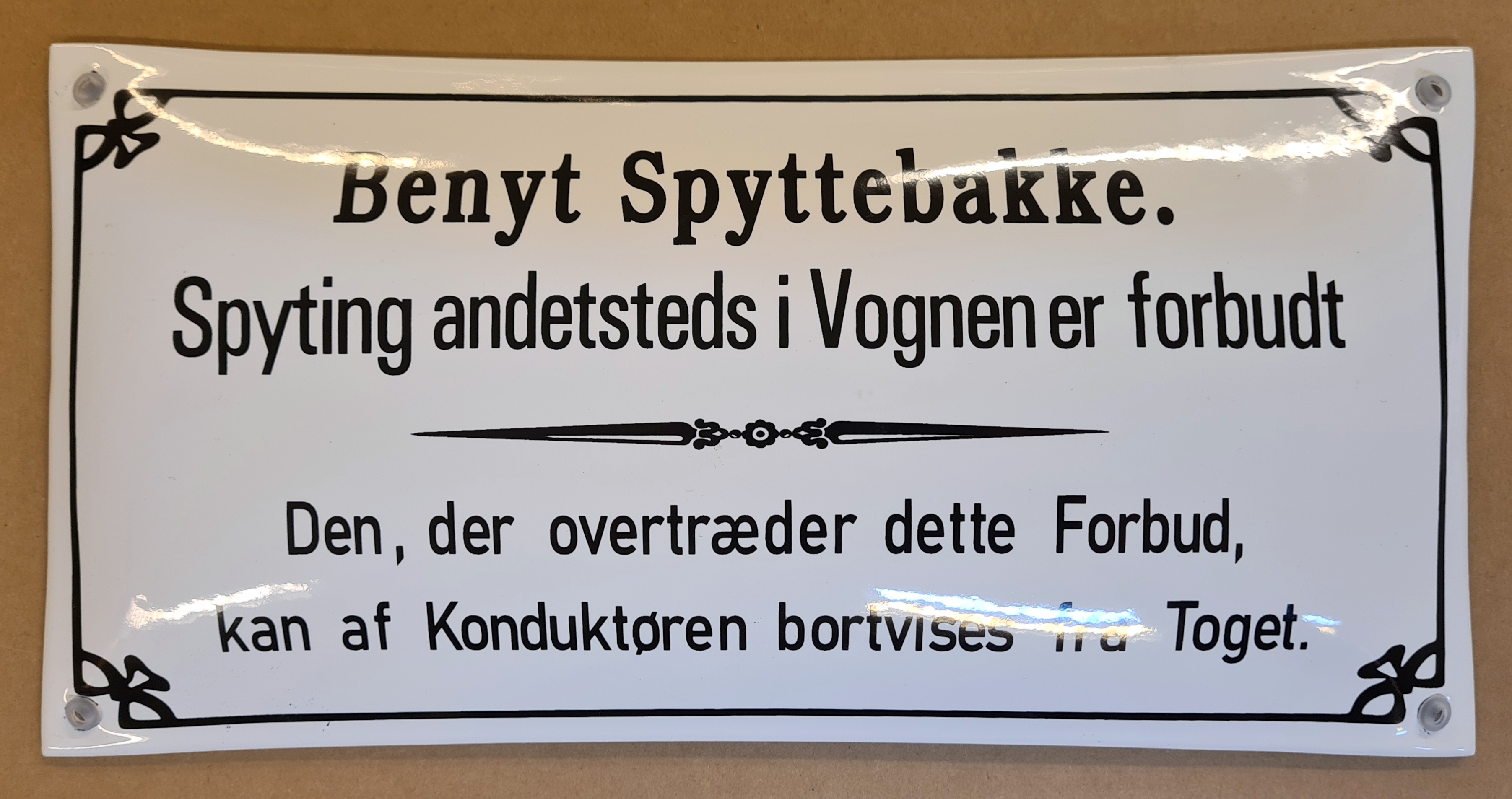 Emaljeskilt: Benyt Spyttebakke.