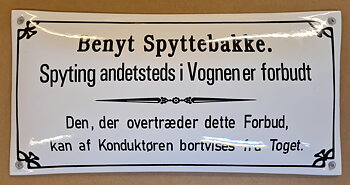 Emaljeskilt: Benyt Spyttebakke.