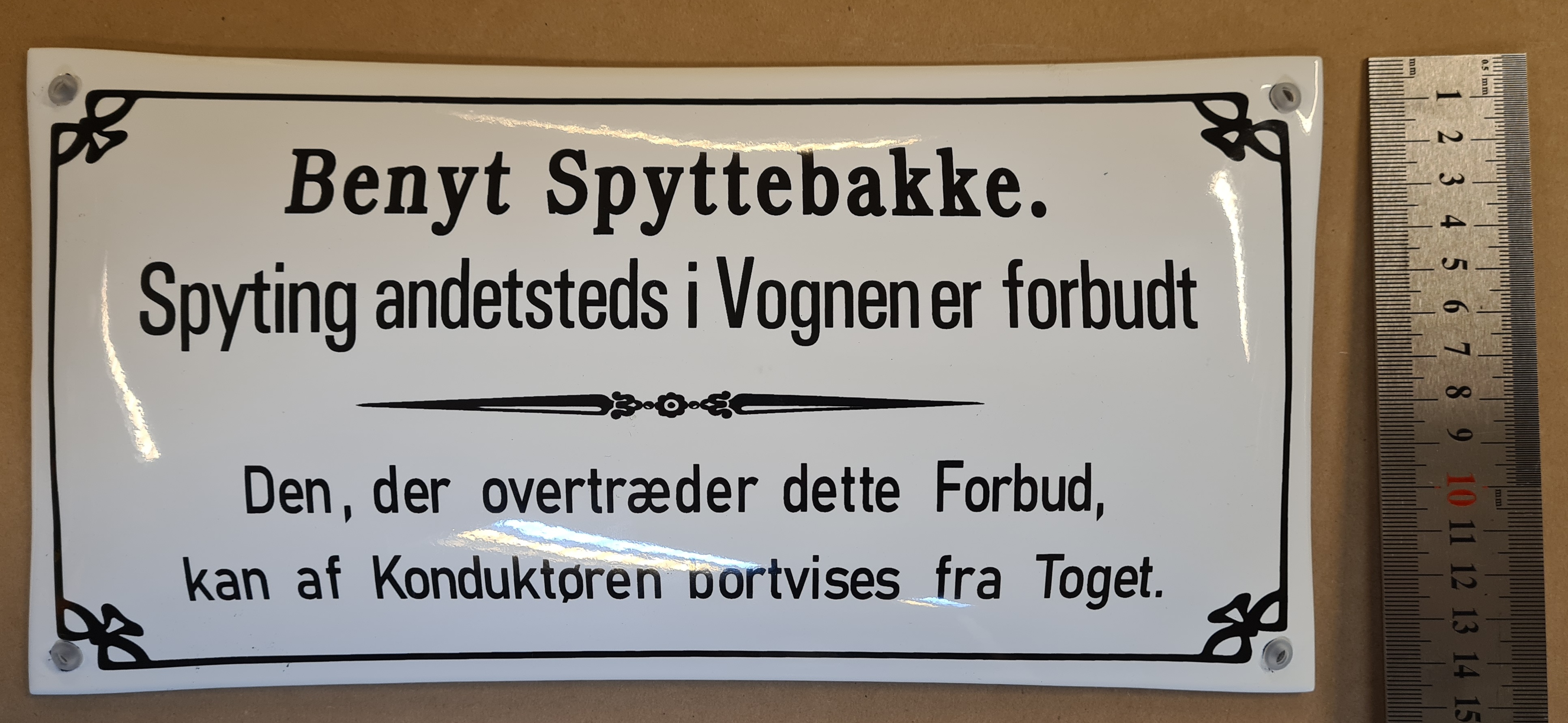 Emaljeskilt: Benyt Spyttebakke. - 3