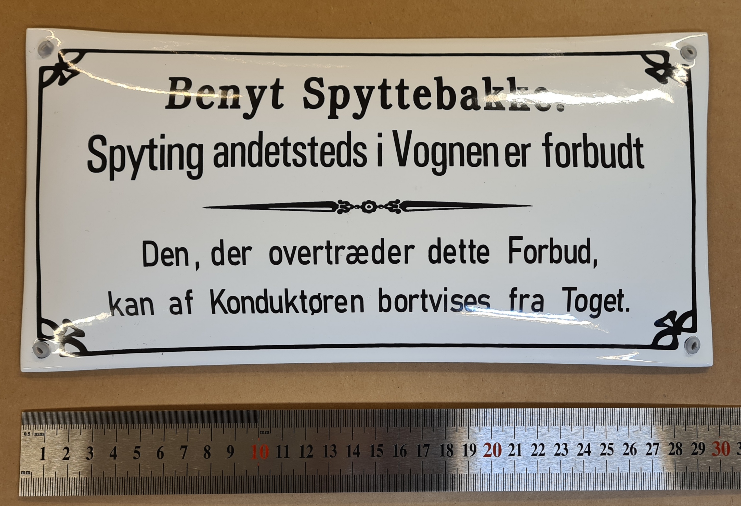 Emaljeskilt: Benyt Spyttebakke. - 2
