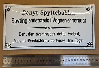 Emaljeskilt: Benyt Spyttebakke.