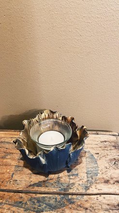 Flower tealight holder