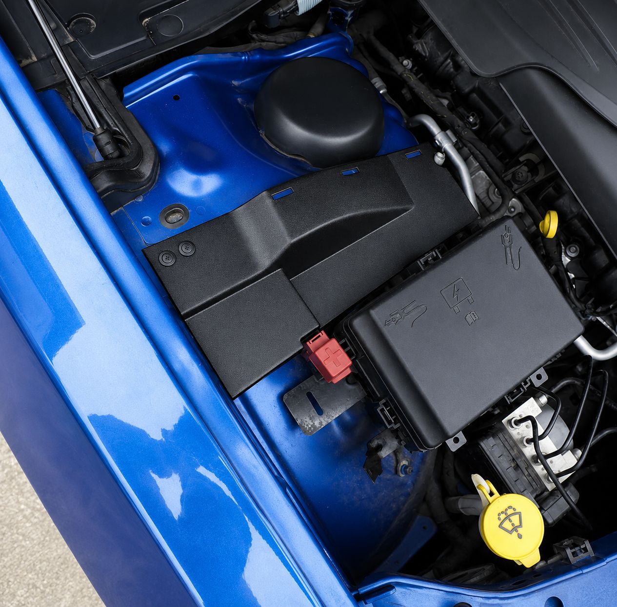 Täckkåpa mellan fjäderbenstorn och säkringsbox – Dodge Challenger 2015–2023 - 2