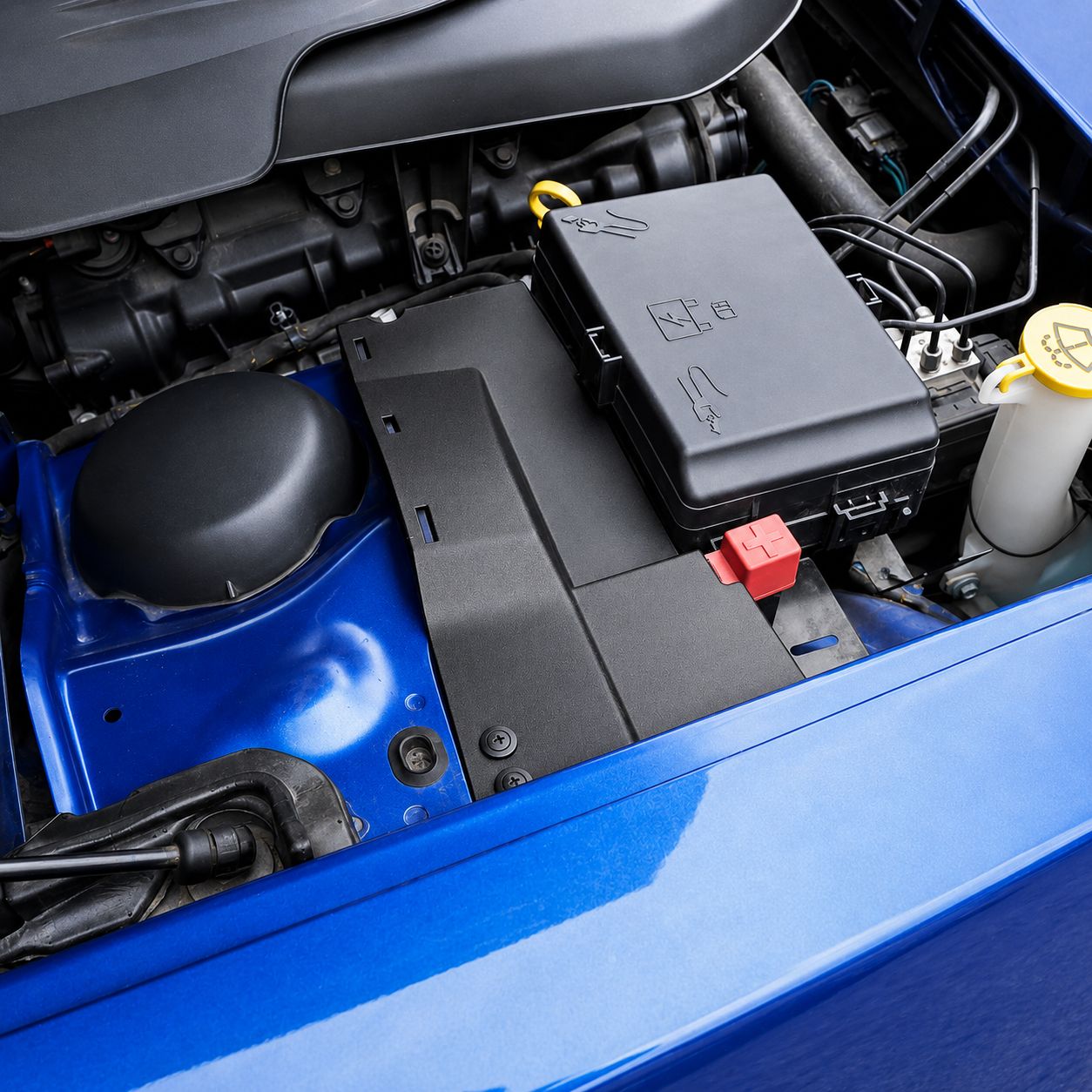 Täckkåpa mellan fjäderbenstorn och säkringsbox – Dodge Challenger 2015–2023 - 3