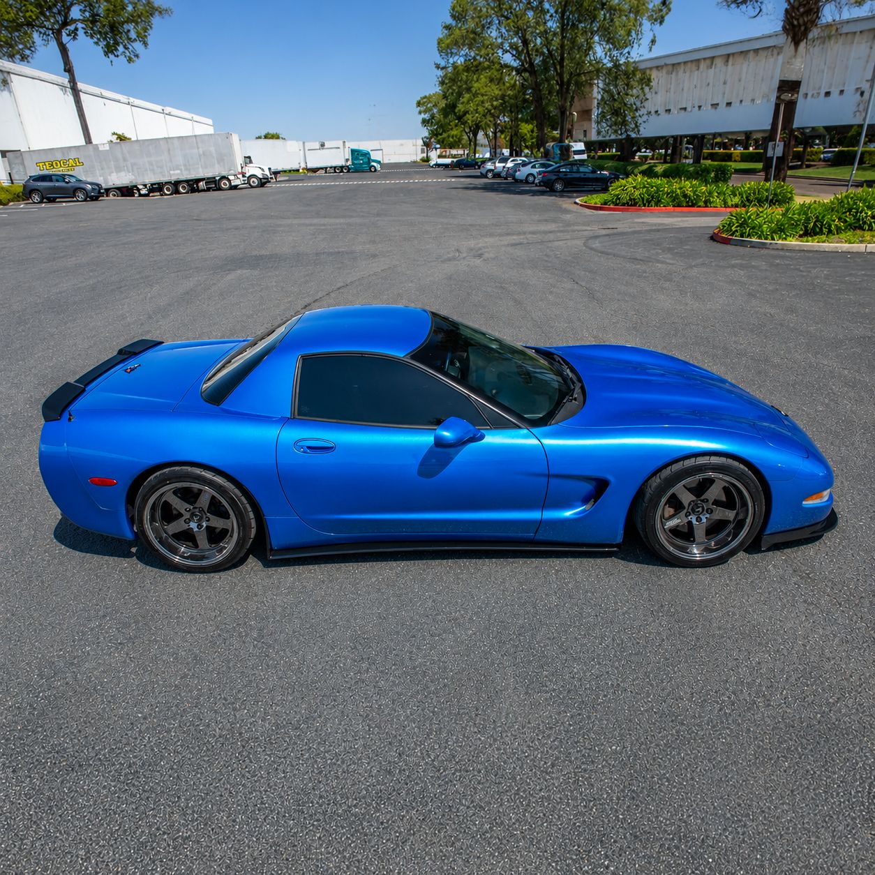 EOS sidokjolar med bakre stänkskydd – blanksvart (CORVETTE C5 97–04) - 10