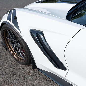 Främre stänkskydd – blanksvarta (CORVETTE C7 14–19)