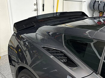 Bakspoiler med wickerbill – blanksvart (CORVETTE C7 14–19)