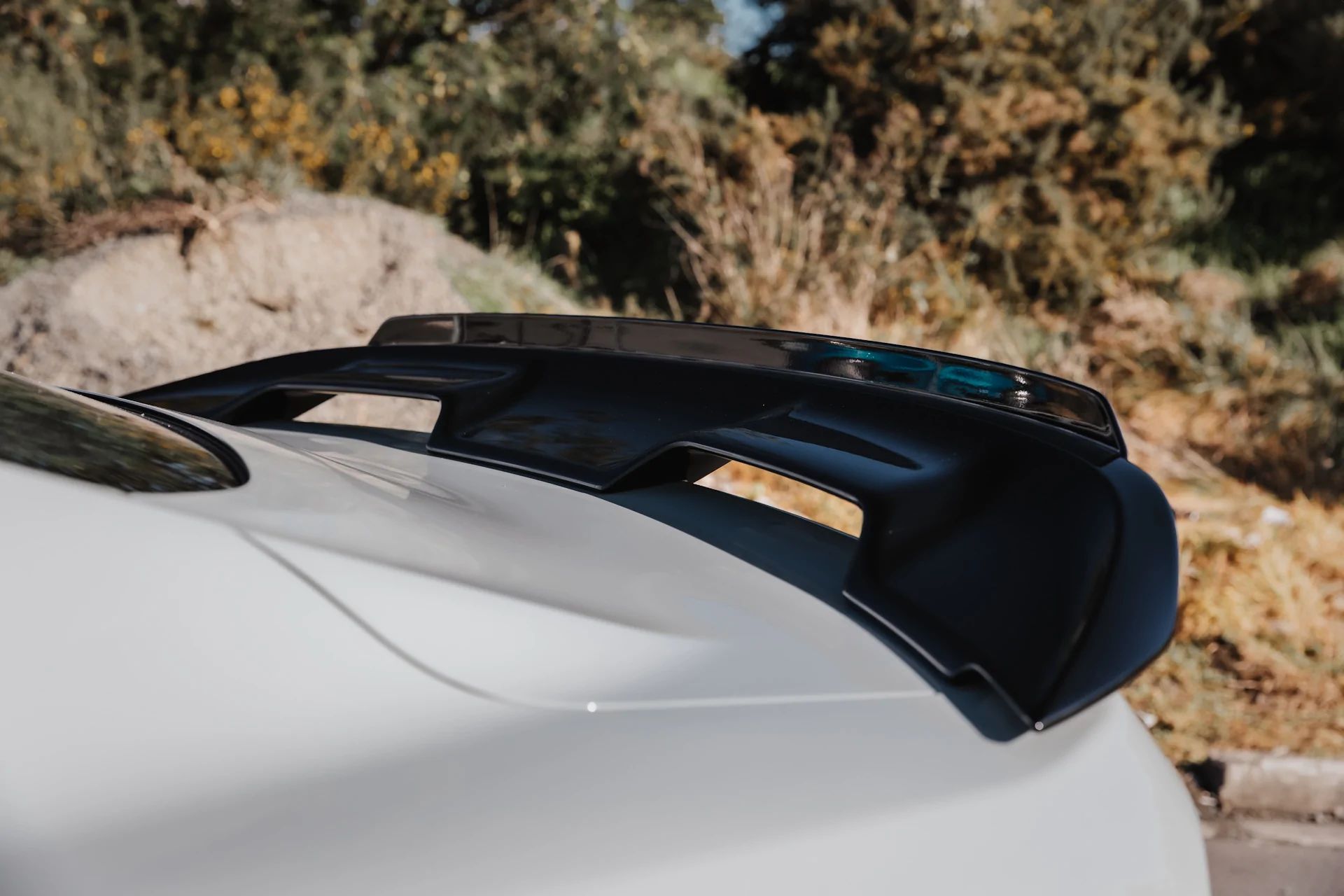 Bakspoiler – GT500/MACH1 stil + Gurney Flap – blanksvart (Mustang 15-23) - 5