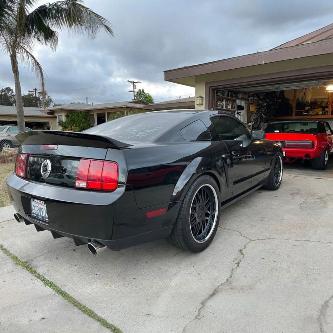Bakspoiler – Ducktail stil – blanksvart (Mustang 05-09)
