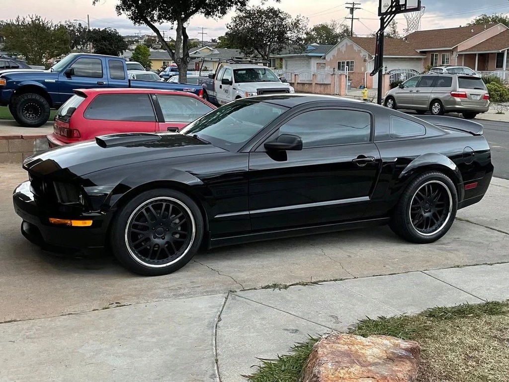 Bakspoiler – Ducktail stil – blanksvart (Mustang 05-09) - 3