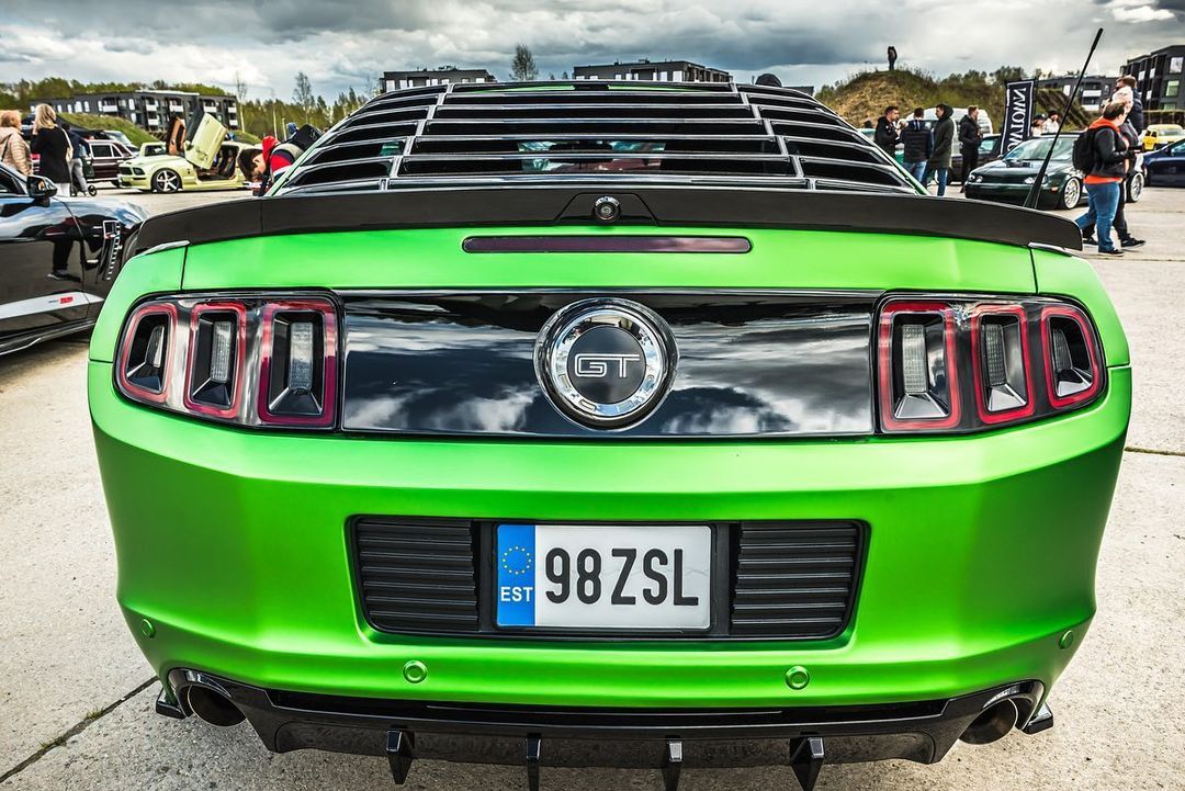 Bakre diffuser – Competition stil – blanksvart (Mustang 13-14) - 3