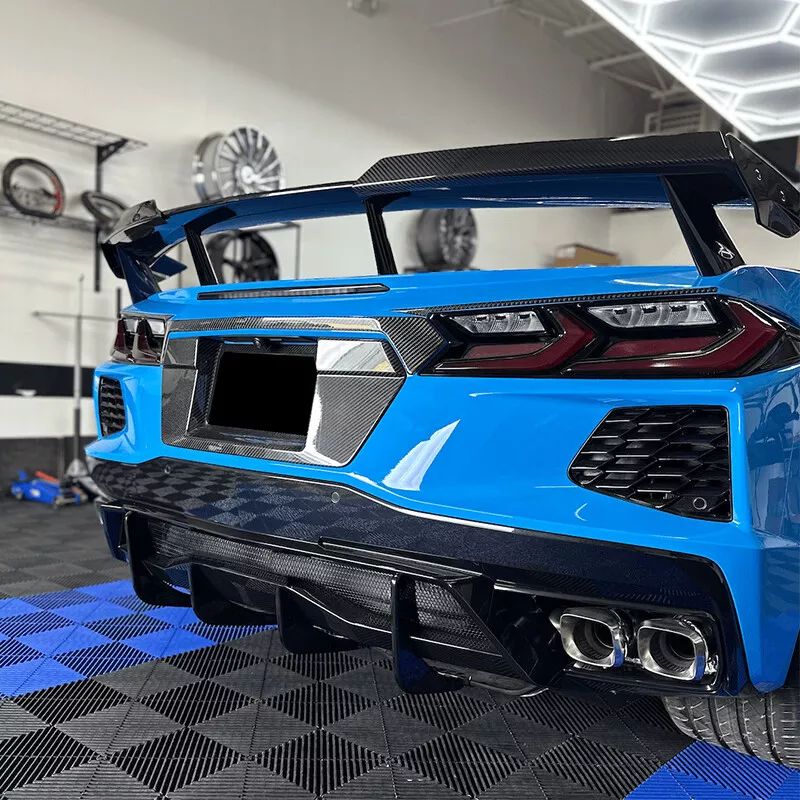 Diffuserpanel med fenor – blanksvart (CORVETTE C8 20–26) - 2